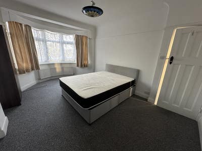 LARGE Double Rooms Near Morden Station! Main Photo