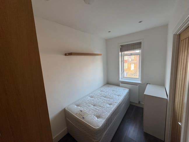 Cozy Single Room in Quiet, Friendly Home Main Photo