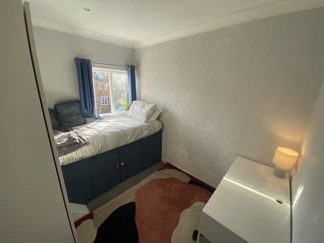 Single room in a shared home Main Photo