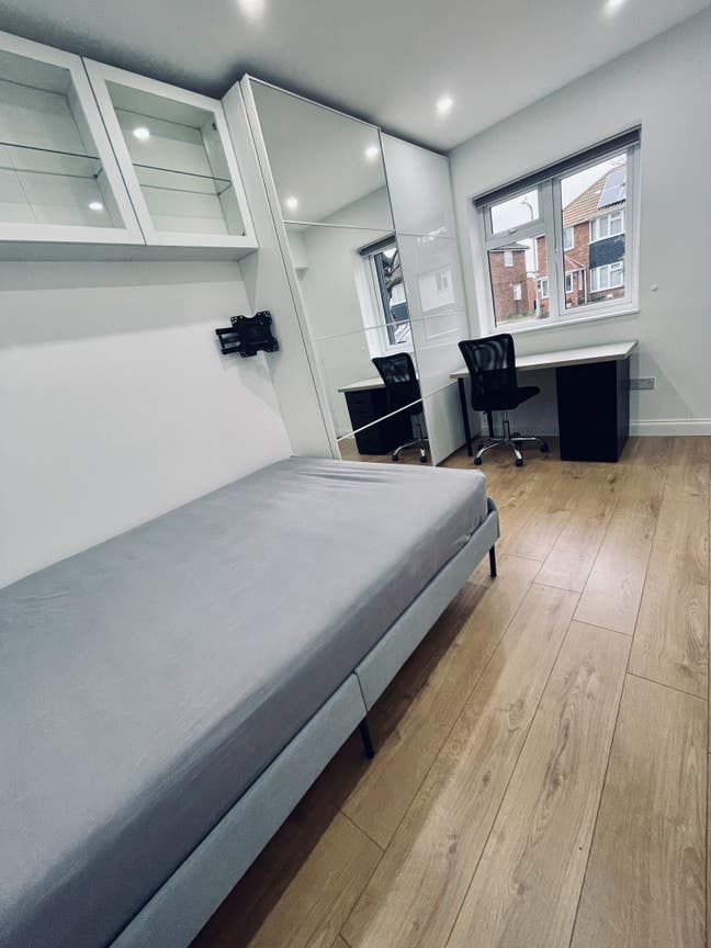 BRAND NEW En-suite Double Room for 1 Person  Main Photo