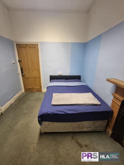 Room in a great BD1 location Main Photo