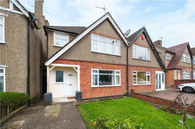 Double bedroom HMO furnished near Edgware Station Main Photo