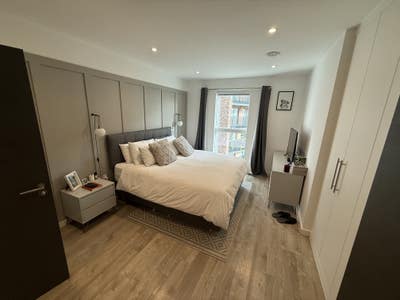 En suite room in very large 2 bed (furnished) Main Photo