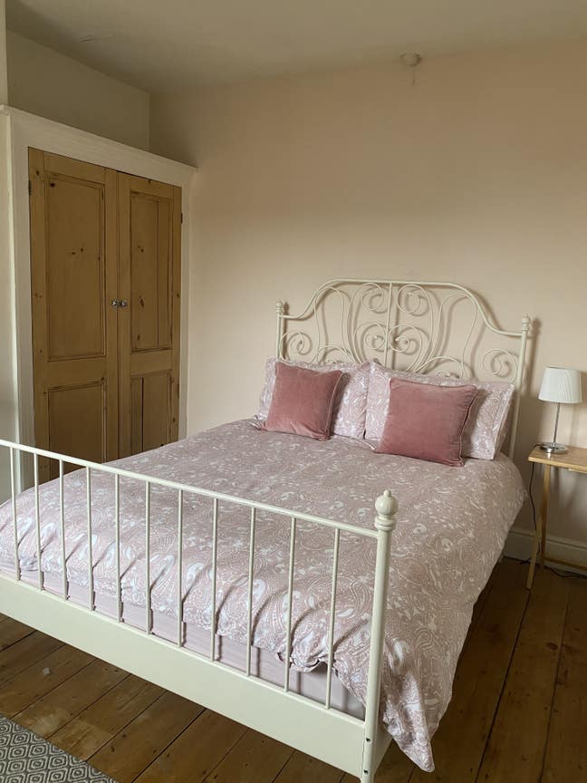 Lovely bright double room in friendly house-share Main Photo