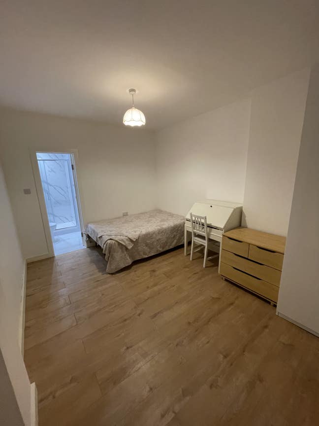 Large Studio Next to the Tube Main Photo