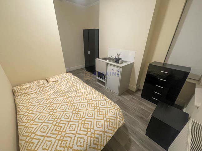 All En-Suite (or Off-Suite) 6 Bedroom's Near RDH Main Photo
