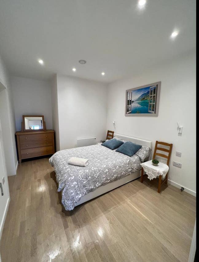 Spacious and peaceful en-suite bedroom -Central MK Main Photo