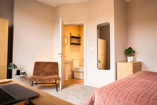 Large room with en-suite in gorgeous shared home Main Photo