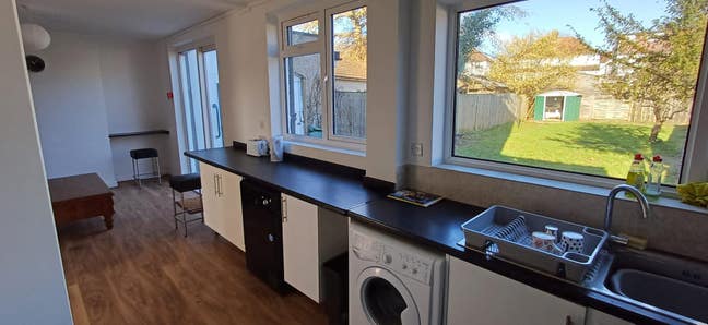 1 Spacious Double Room, Super Clean, Modern House  Main Photo