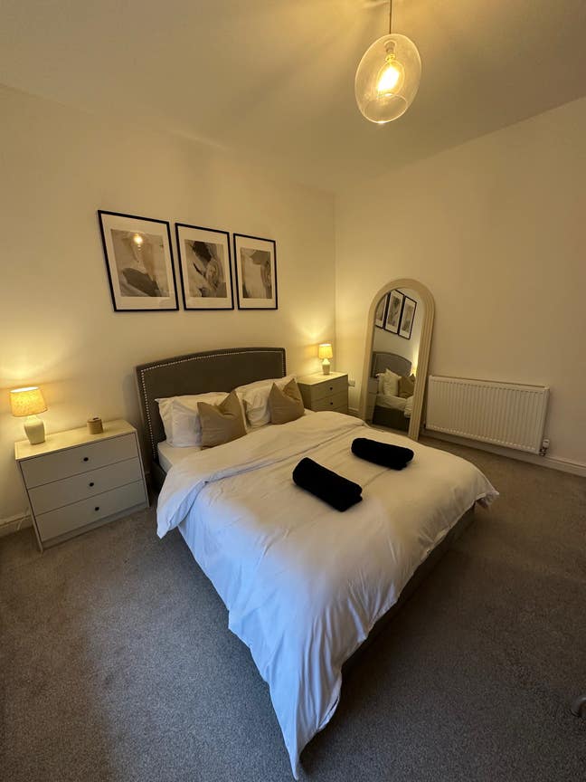 King size bedroom fully furnished Main Photo