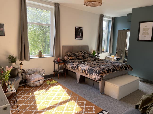 Bright and airy en-suite room in well run house Main Photo