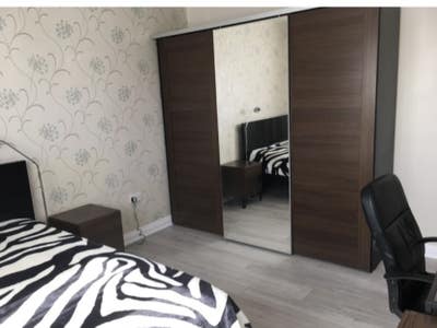 4bed 2 bath house-5m walk from E15 acting school  Main Photo