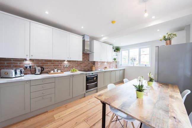 One Beautiful Ensuite Room Close to Amenities Main Photo