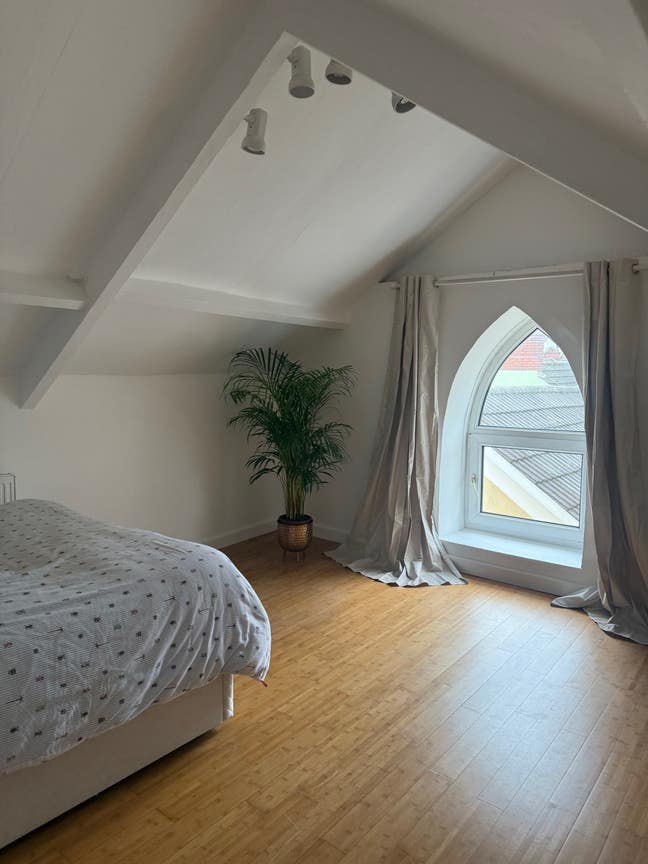 Large attic room Main Photo