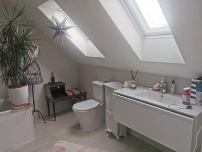 Huge double room top floor with onsiite Main Photo