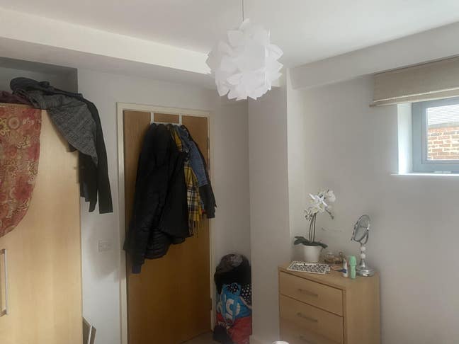 Room with separate bathroom available in Leeds CC Main Photo
