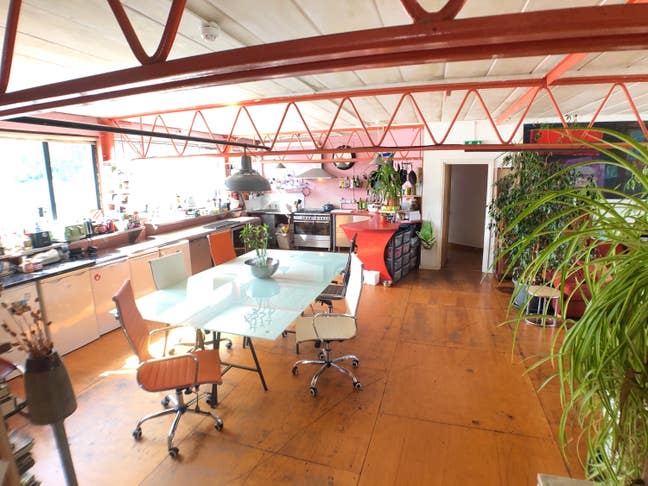 Lrg Dbl size Rm in Apt Warehouse.N4. Zn2. Main Photo