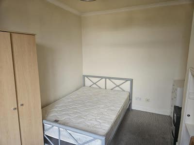 Double Bedroom in East Acton / Wilsden junction Main Photo
