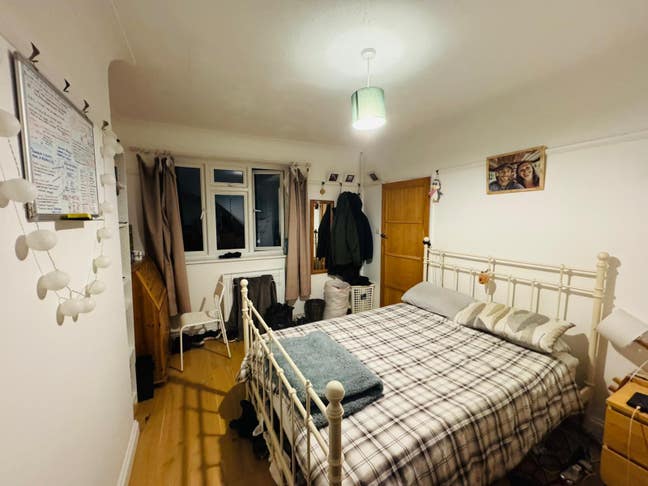 Spacious double room available in 3 bed flat Main Photo