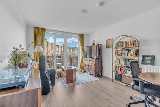 Modern 1 bed apartment available in Sydenham Main Photo