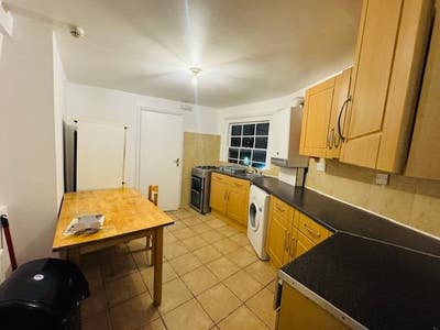 1 Bed Flat  4 mins walk from Stepney Green Station Main Photo