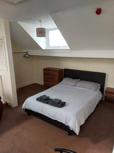 LARGE Serviced Studio-LOFT close to college Main Photo