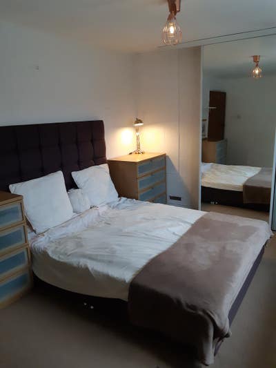 Double room in house share with off-street parking Main Photo