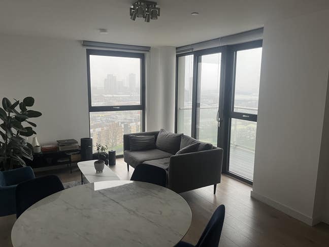 Modern ensuite | Right next to DLR  Main Photo