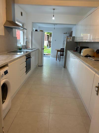 Great size double room in shared house Main Photo