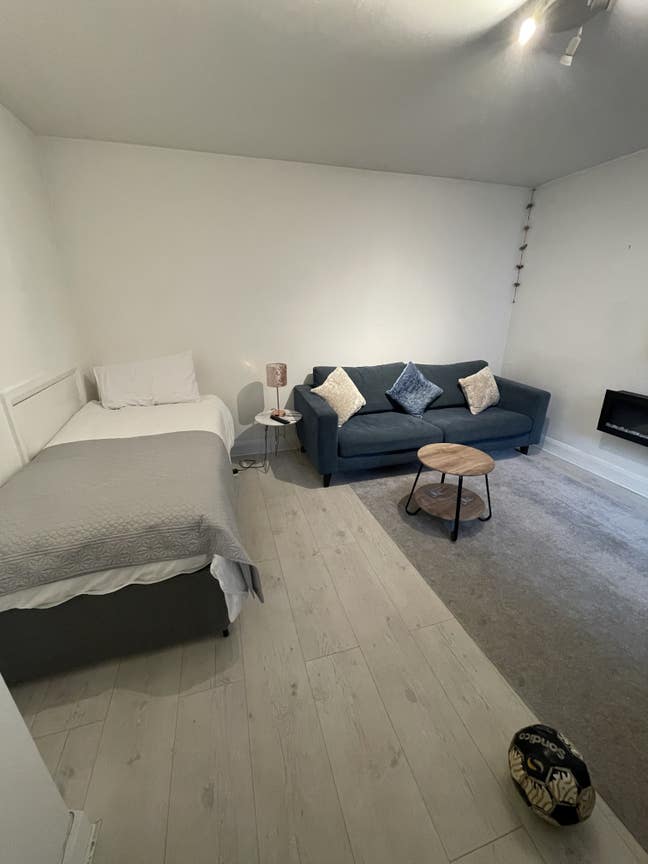 5 minutes Acton Main Line Station .Rent day by day Main Photo