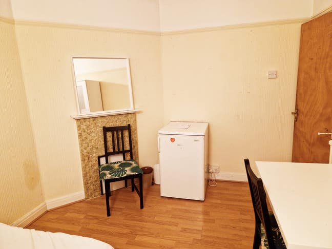 Large Sunny Room and a "Great Landlord" Main Photo
