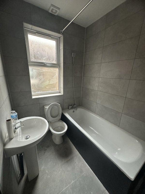 Large Double Opposite the Park & Close to Station Main Photo