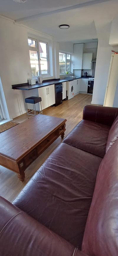 1 Spacious Double Room, Super Clean Modern House  Main Photo