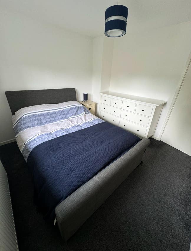 Double bedroom a short walk to Woking TC Main Photo