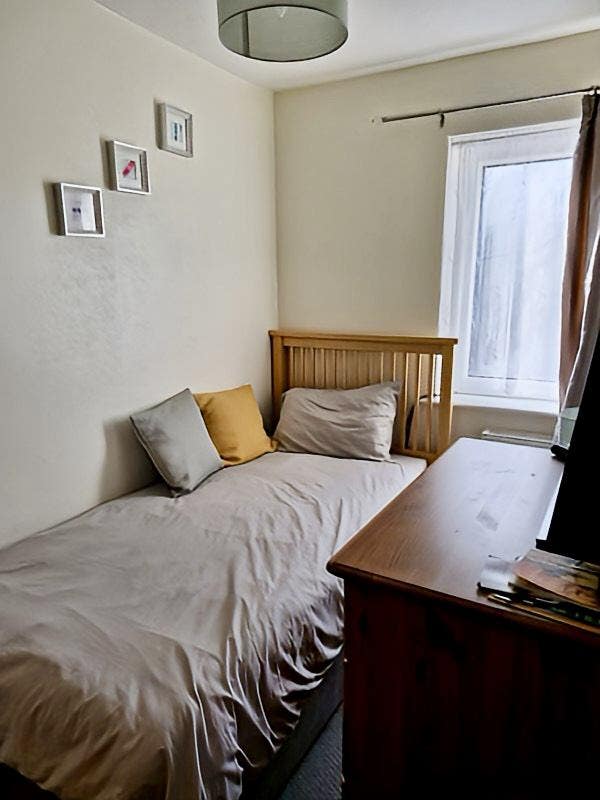 Small Furnished Bedroom in a Welcoming Household Main Photo