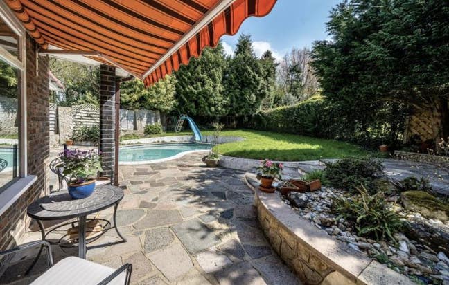 Lovely sunny double room, located in a quiet Close Main Photo