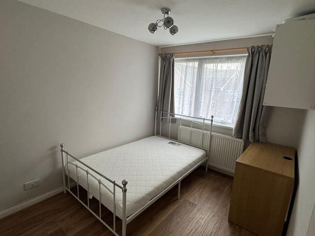 Conviently located double room Main Photo