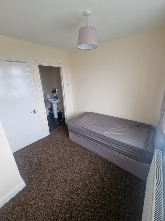  Living with Bengali family, tenant required. Main Photo