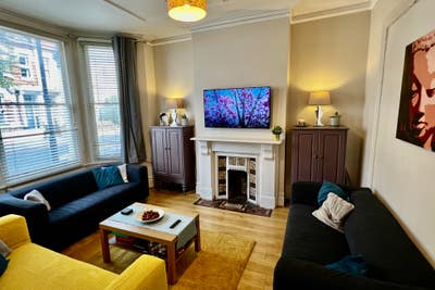 ✨Huge ensuite room, in friendly FEMALE houseshare✨ Main Photo