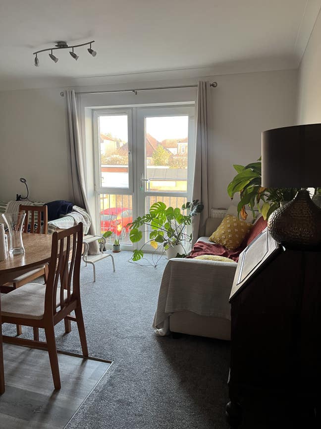 Double room in a 2 bed flat Main Photo