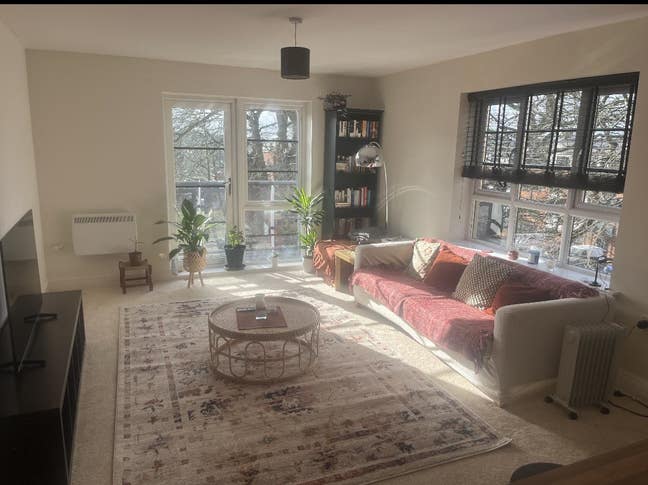 Double bedroom with beautiful natural light Main Photo