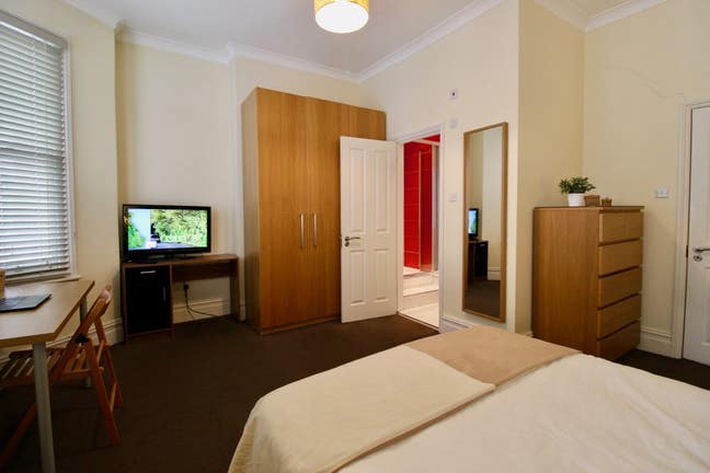 ✨Huge ensuite room, in friendly FEMALE houseshare✨ Main Photo