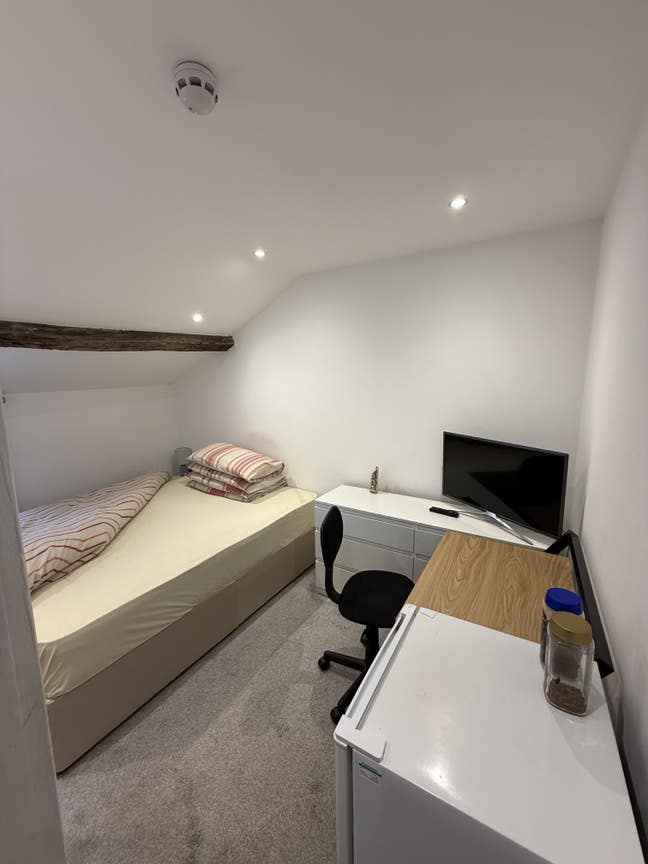 Newly refurbished room Main Photo