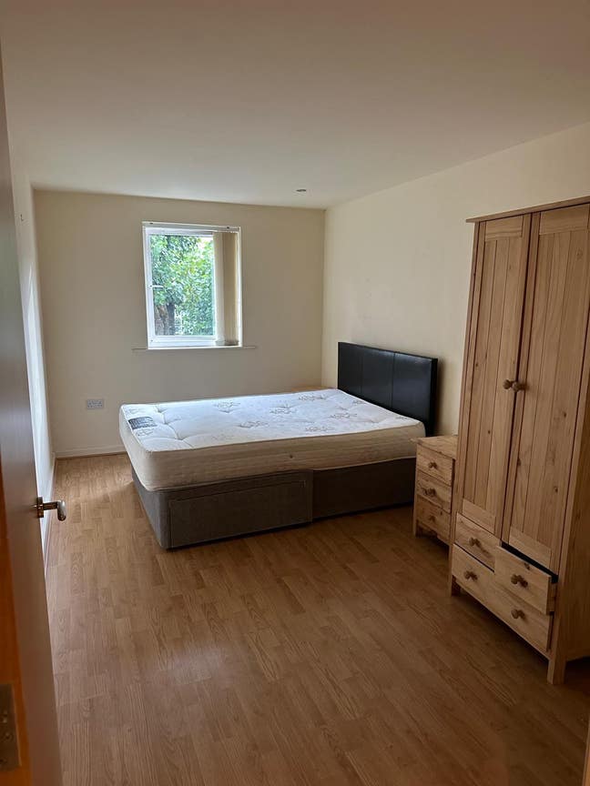 Room in flat next to Exchange Quay  Main Photo