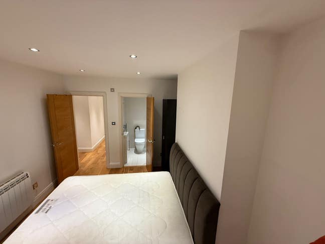 Modern En-Suite Double Room – E11 3NL Main Photo