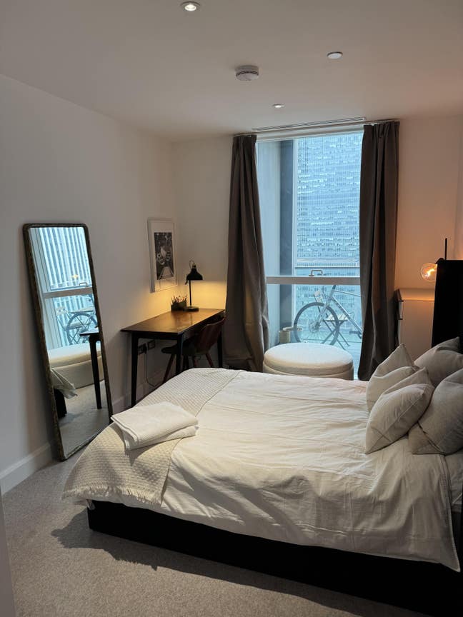 Large double room in modern flat Main Photo