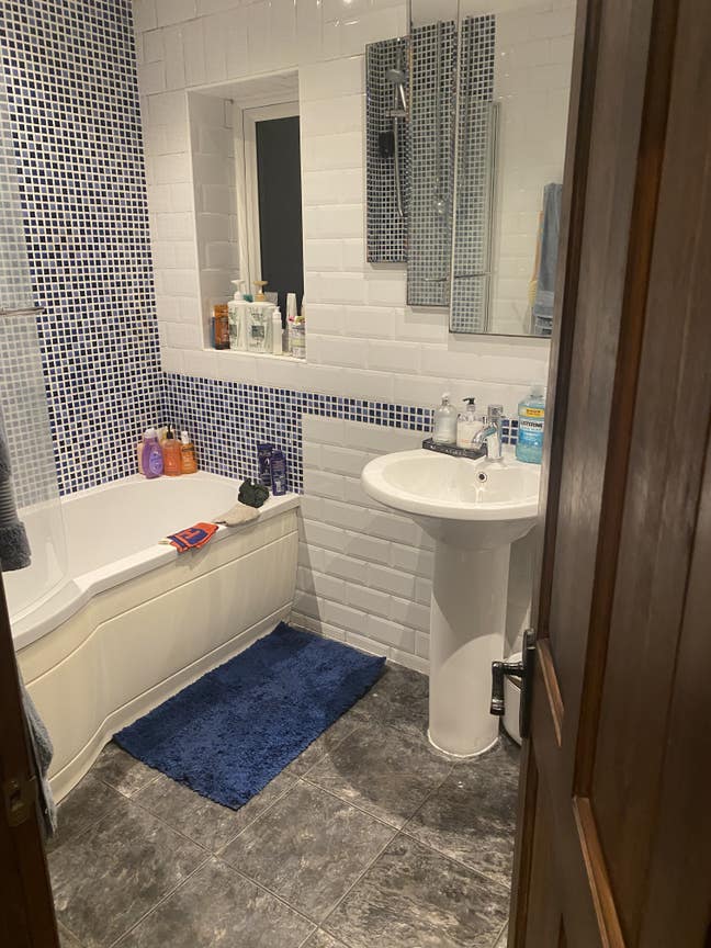1 x double room - Village location just off the A5 Main Photo