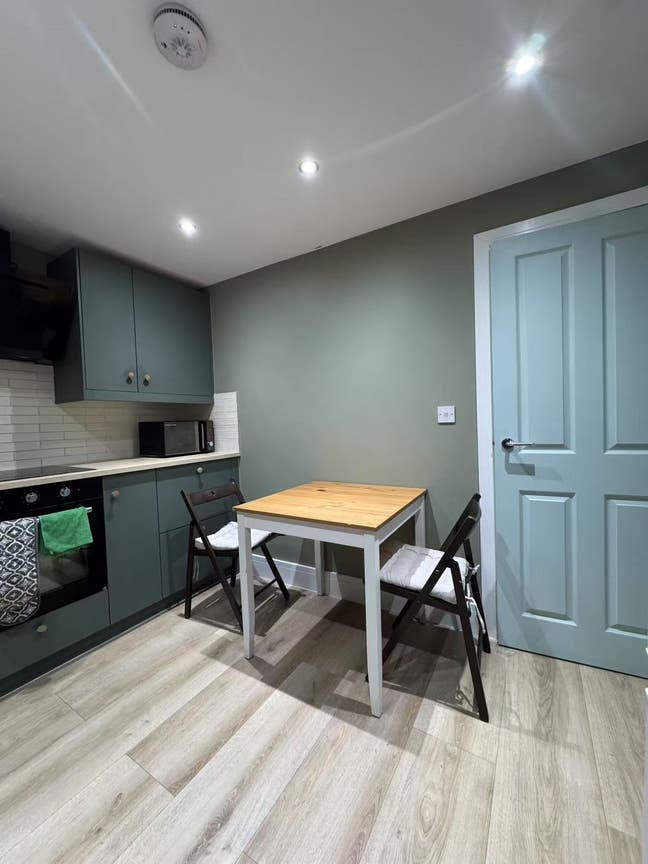 1 bed flat close to train station/ everything  Main Photo