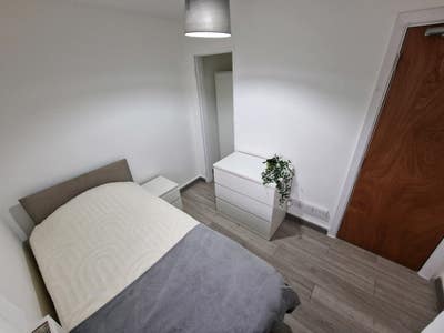 Beautiful fresh Rooms for rent at Donnington Main Photo