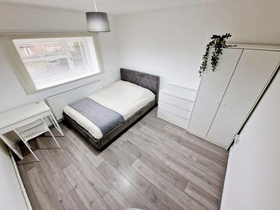 Beautiful fresh Rooms for rent at Donnington Main Photo